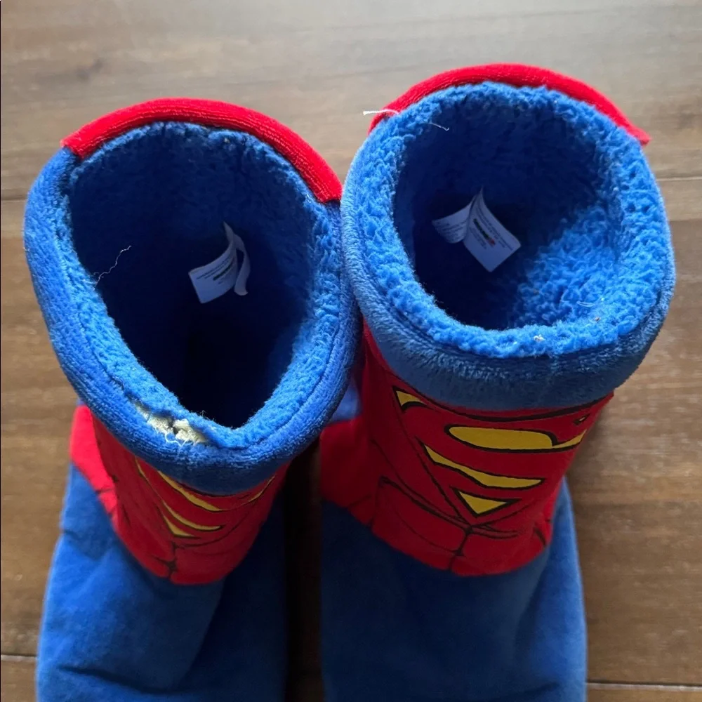 Size M (estimated 12-13) DC Comics Boy's Superman Superhero Slipper Booties